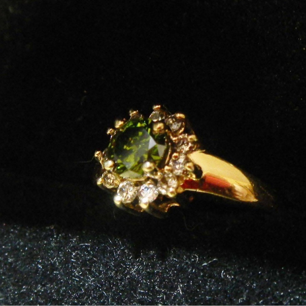 14kt yellow Gold and Green VS1 and white diamond Ring